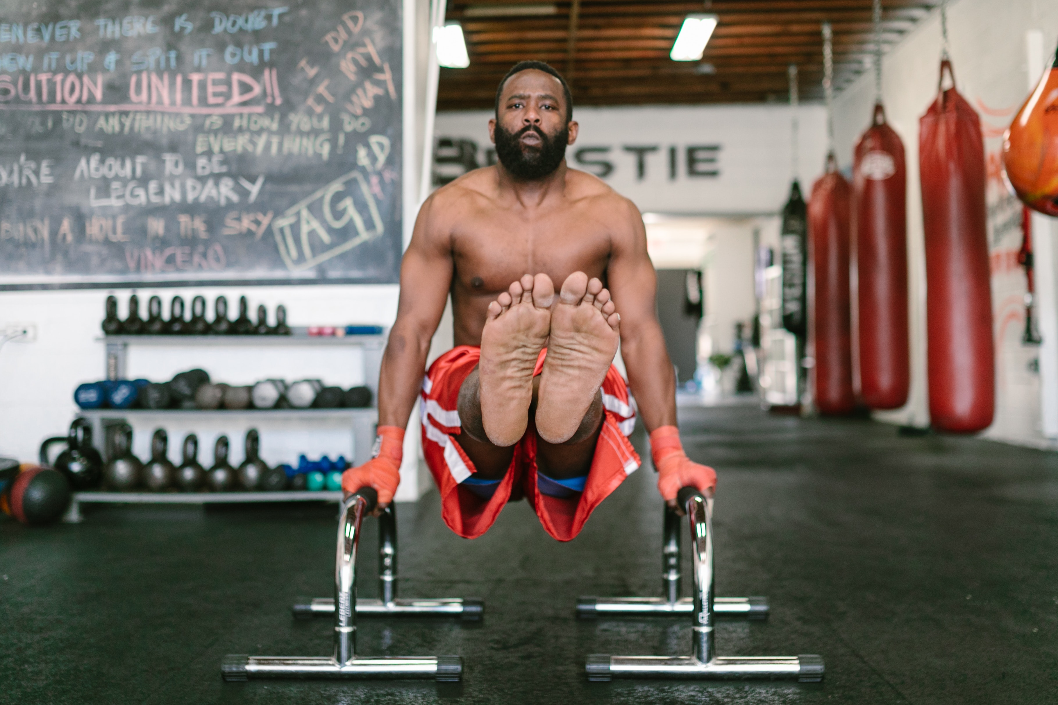 Barefoot L-sit on parallettes